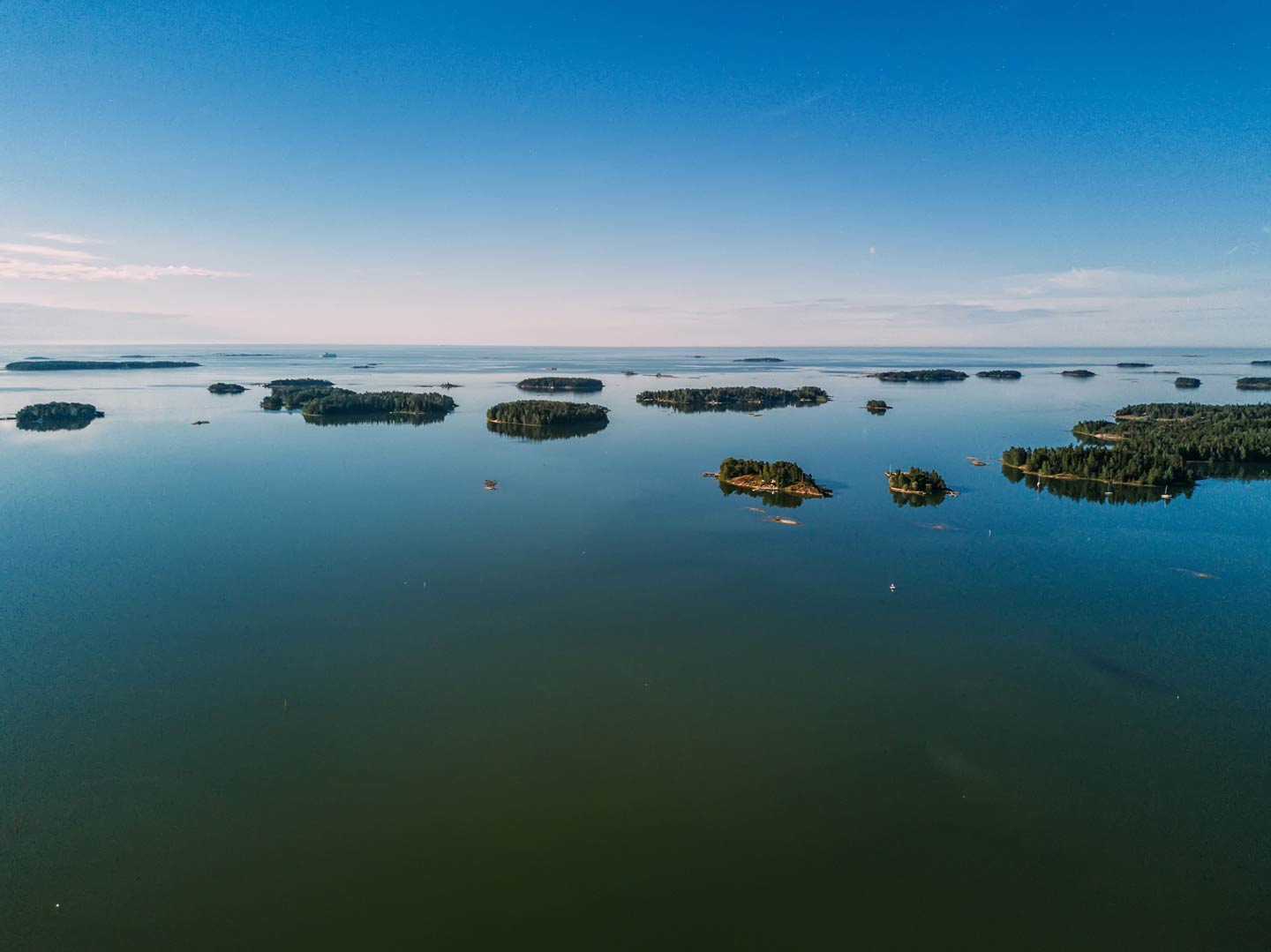 Ein Blick auf das Inselmeer der Ostsee von Südschwedens Küste
