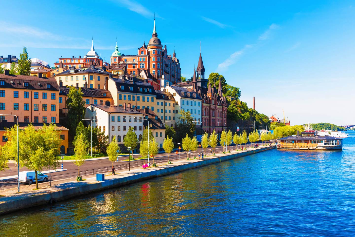 Ein Blick auf Stockholms Altstadt an einem sonnigen Tag mit dem Wasser im Vordergrund
