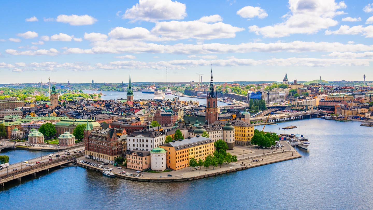Eine Luftaufnahme der Stadt Stockholm an einem sonnigen Tag