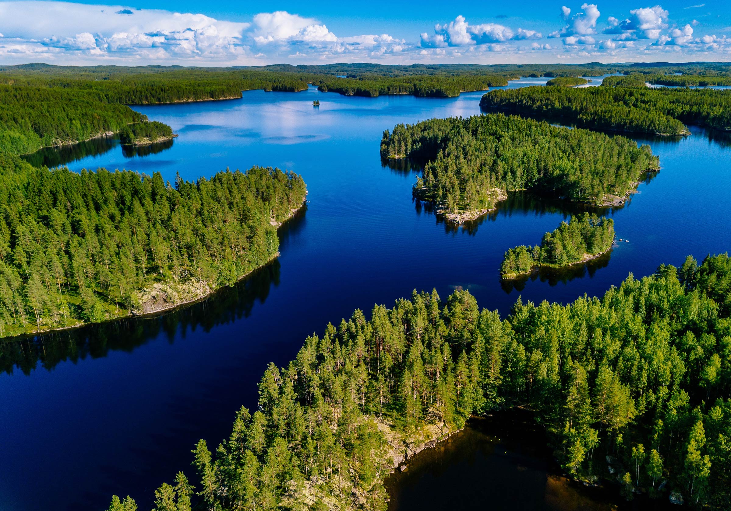 Eine Luftaufnahme von Seen im Süden Finnlands