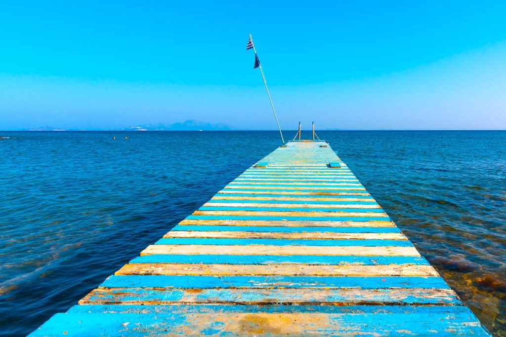 Ein Steg in Griechenland, der ins Meer führt.