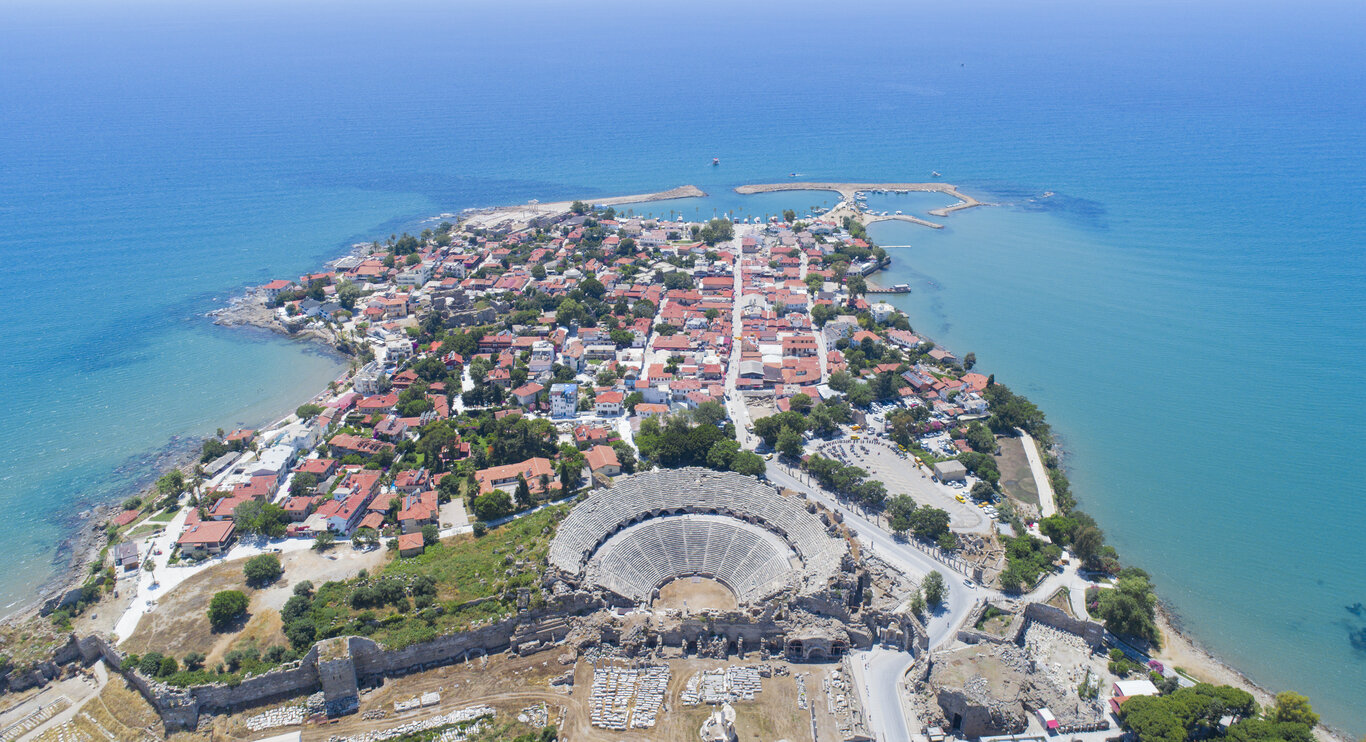 Luftaufnahme von Side in der Türkei mit dem alten Amphitheater im Vordergrund.